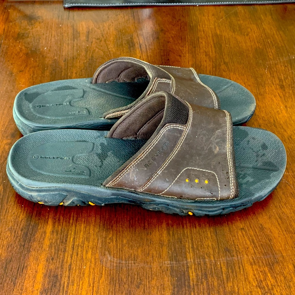 Men’s size 10.5 brown Rockport leather upper slides.